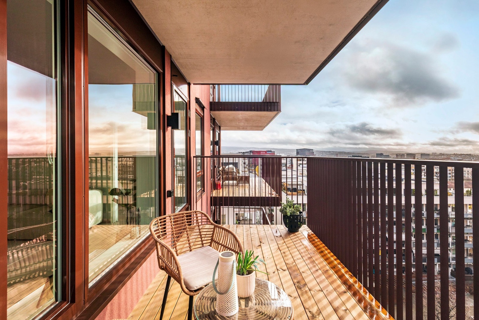 Balkongen er av svært god størrelse på ca. 10 kvm, her er det god plass til utemøblement. Galleribilde