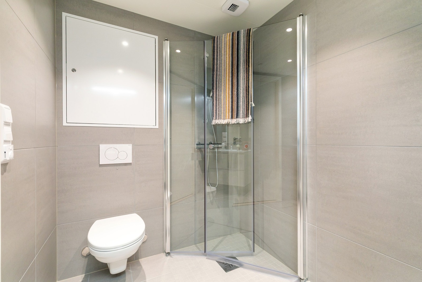 Dusjhjørne med innfellbare dusjdører gir maskimal utnyttelse av rommet. Galleribilde