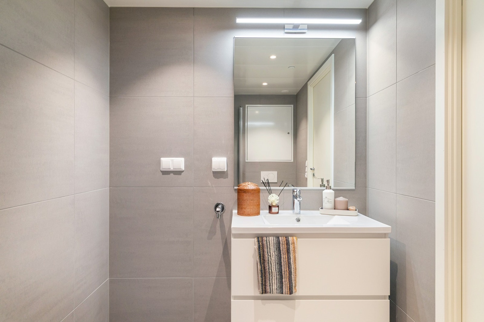 Delikat, flislagt bad med gulvvarme. Galleribilde