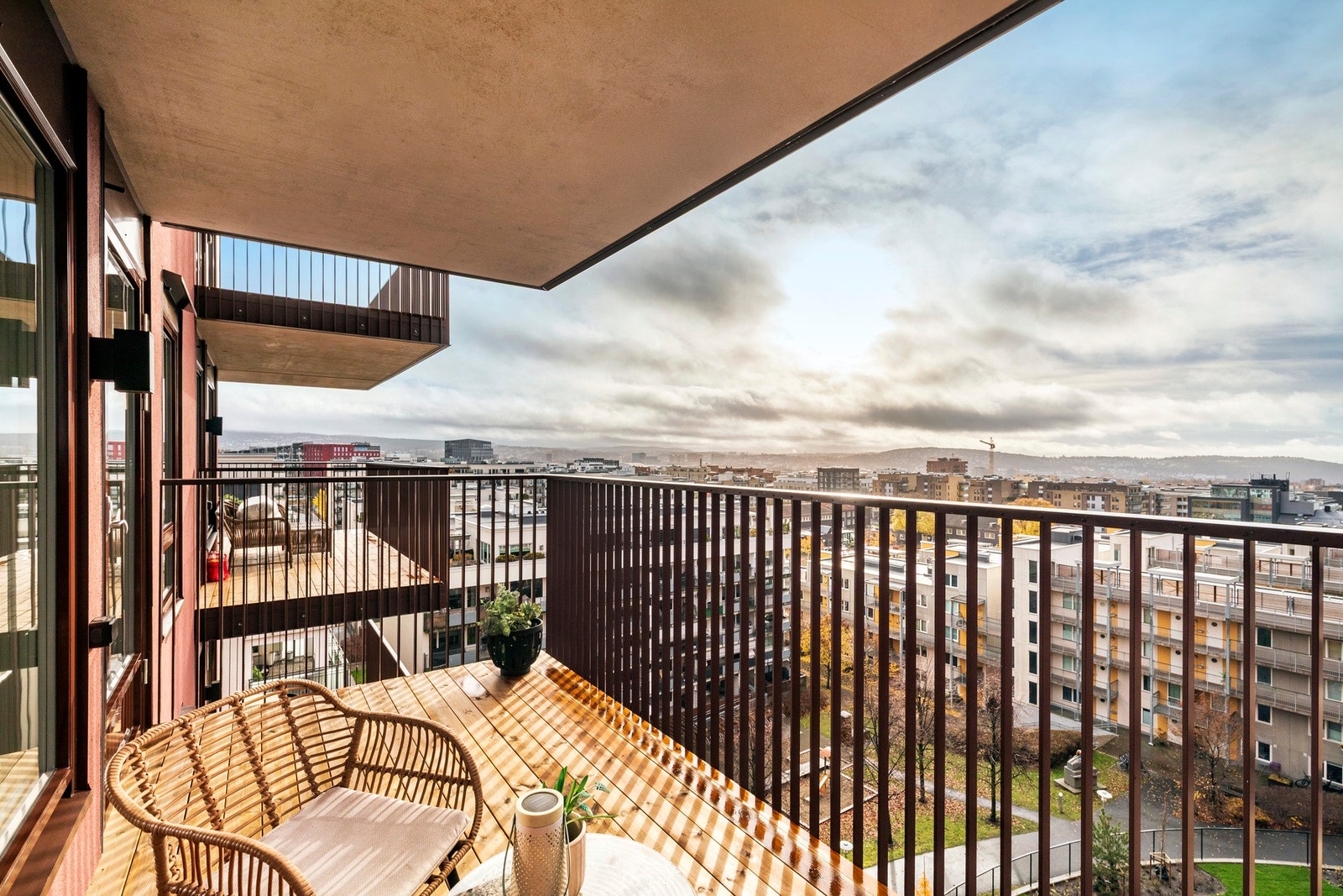 Boligen har en svært god intern beliggenhet i byggets 6. etasje med heisadkomst. Galleribilde