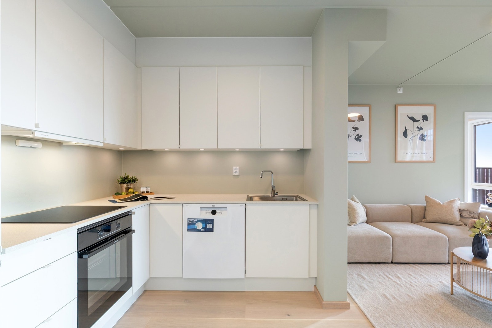 Svært god skap- og benkeplass. Galleribilde