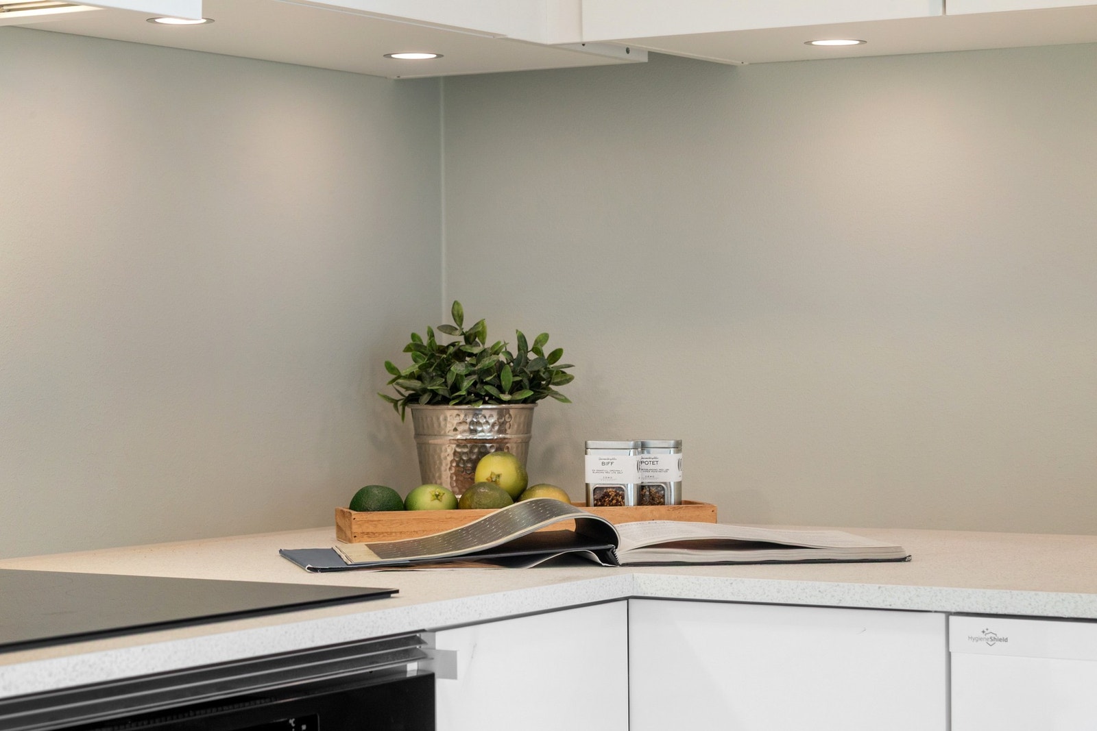 Under overskapene er det integrert spotbelysning. Galleribilde