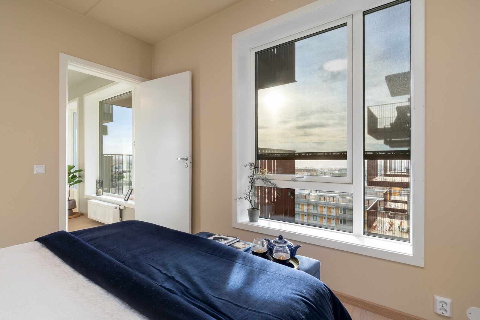 De store vindusflatene gir godt med dagslys til rommet. Galleribilde