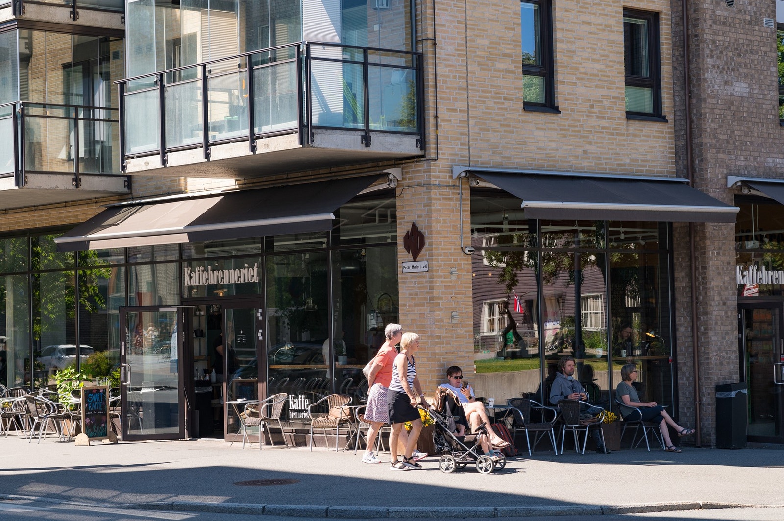 Området byr på en rekke kaféer og spisesteder. Galleribilde
