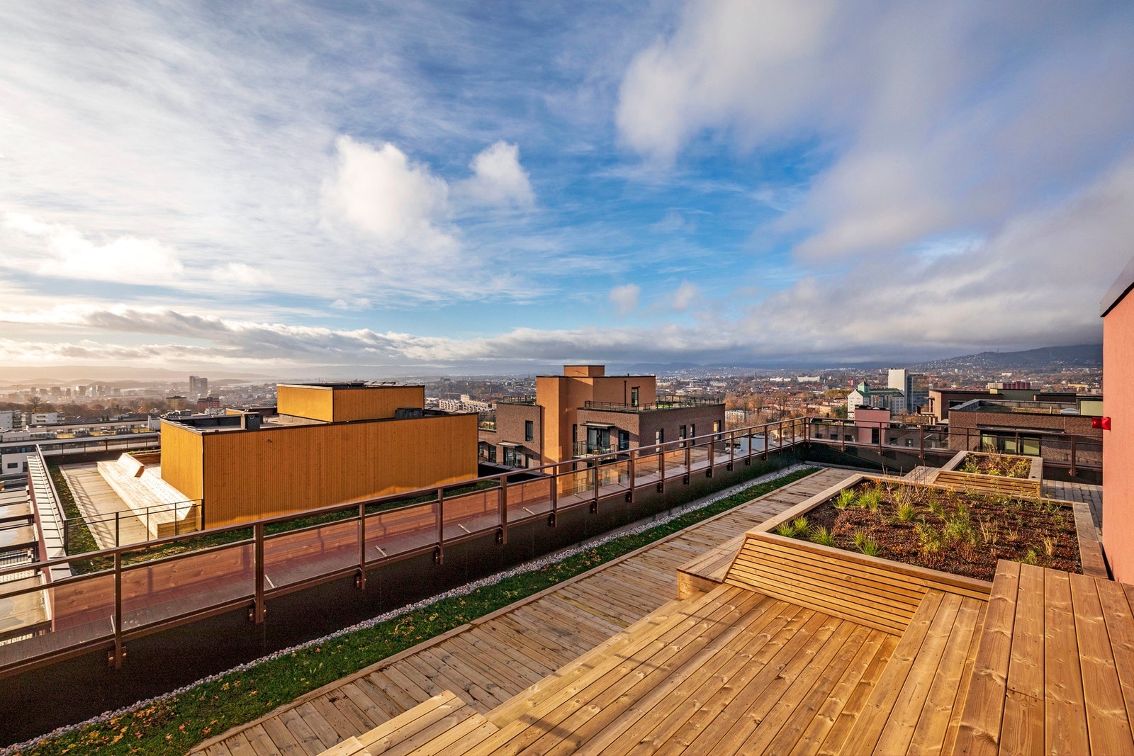 Takterrassen har mange ulike soner og sitteplasser. Galleribilde