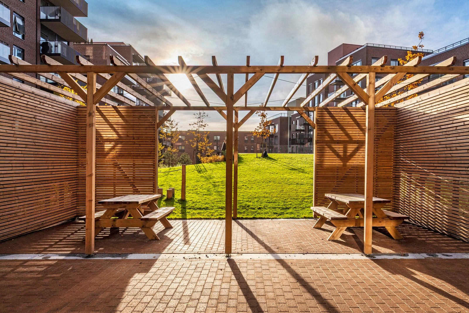 Gårdsrommet er opparbeidet med pergola, sittebenker, gressplen og beplantning. Galleribilde