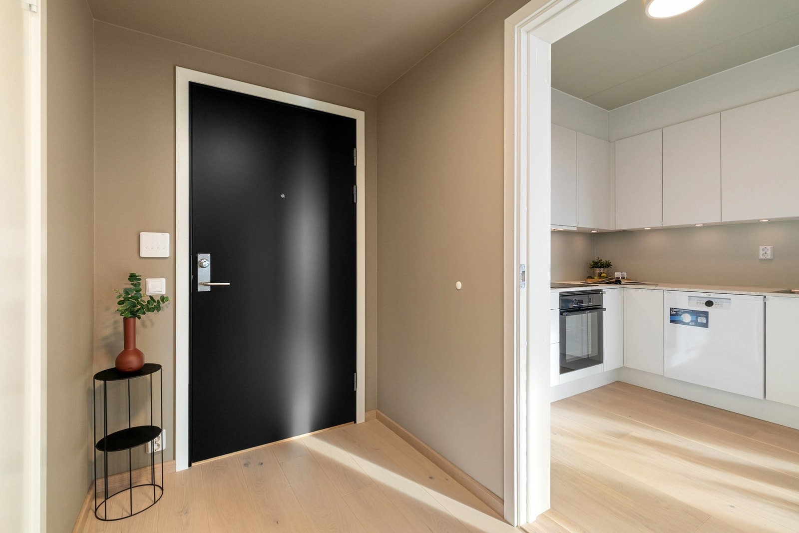 Romslig og innbydende entré. Galleribilde