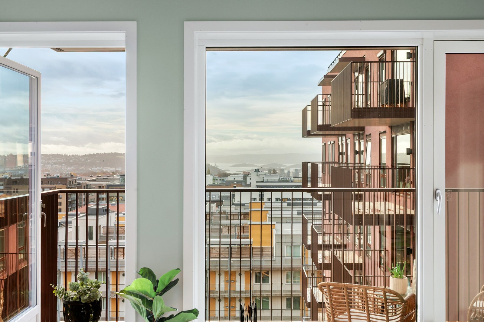 Fra stuevinduene er det flott utsikt mot Oslofjorden. Galleribilde