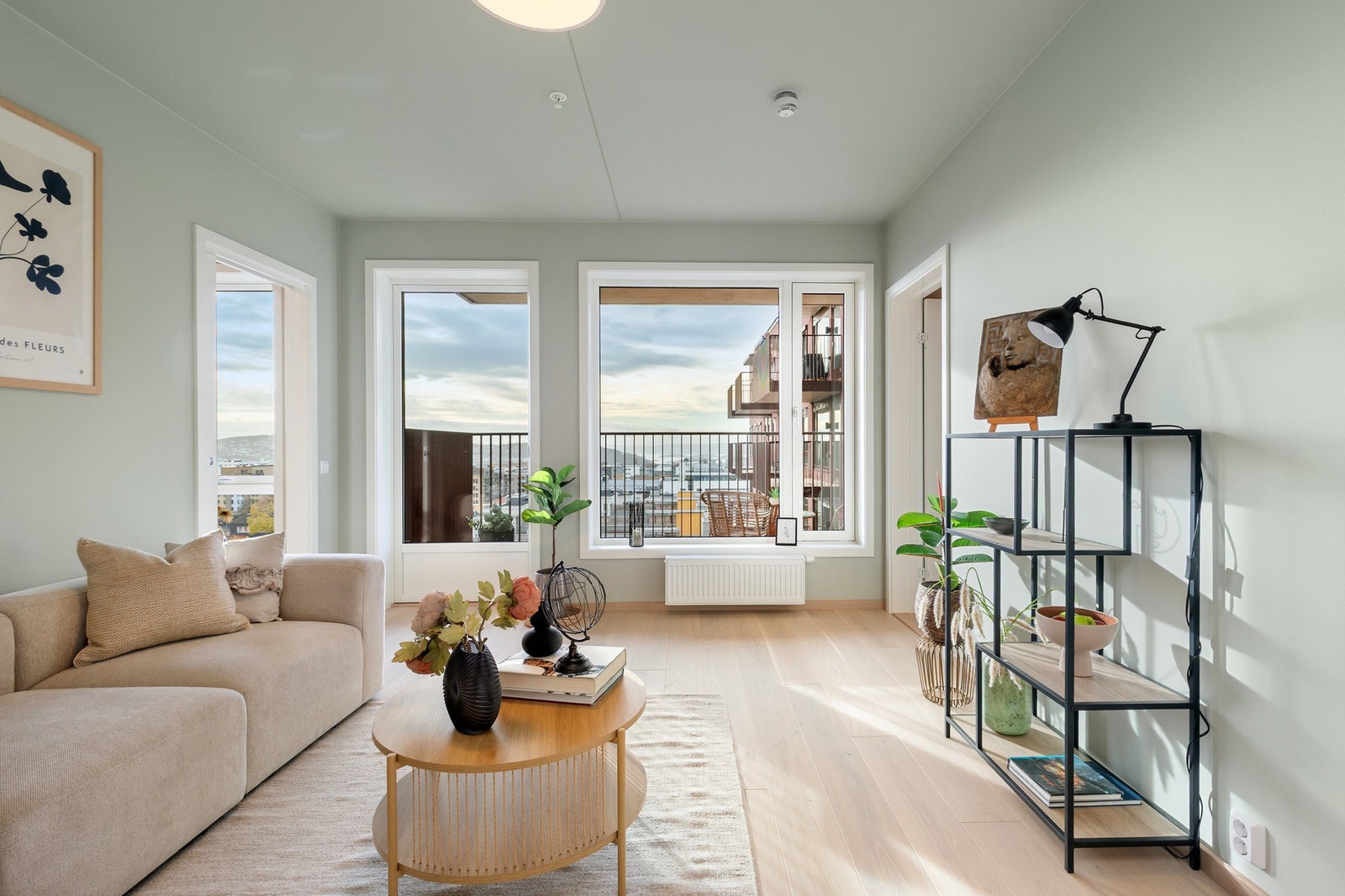 Lys og luftig stue med svært godt lysinnslipp fra de store vindusflatene. Galleribilde