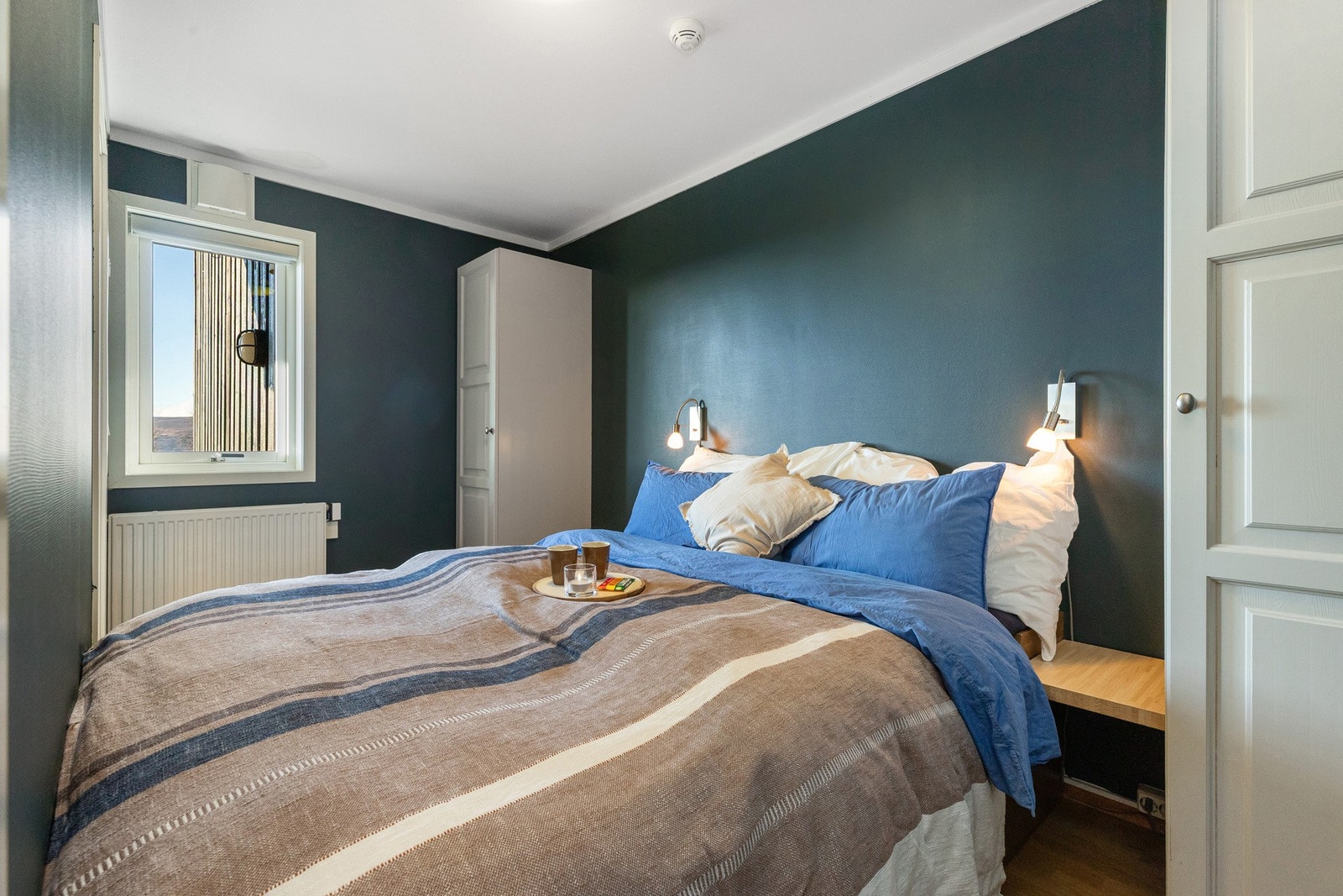 Soverommet har to adkomster fra stuen, begge via skyvedører - en fleksibel løsning som åpner for flere bruksmuligheter Galleribilde