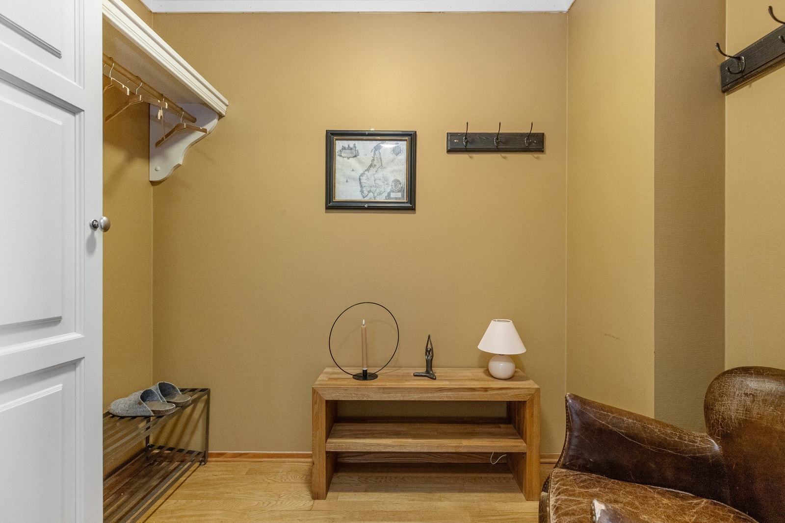 Entréen har direkte tilgang til en praktisk nisje med god plass til yttertøy og sko Galleribilde