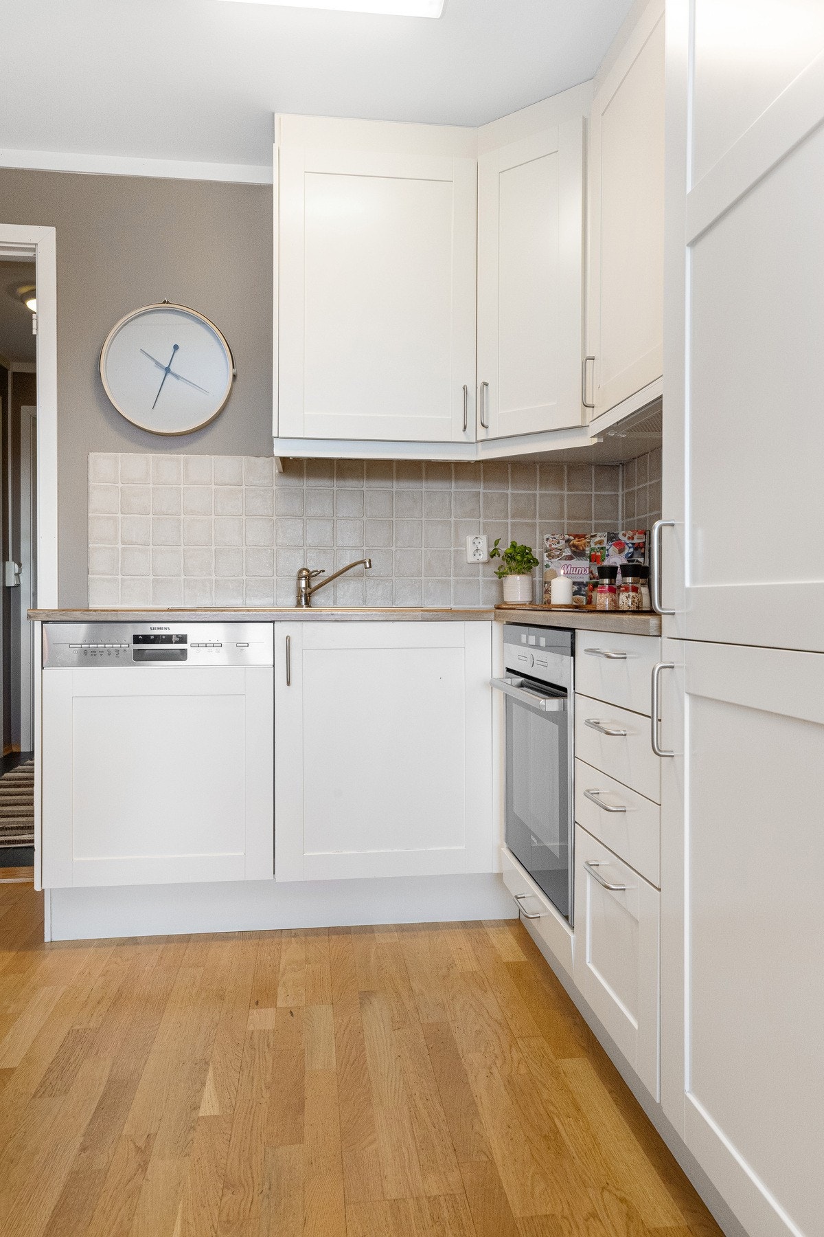 Det er integrerte hvitevarer som oppvaskmaskin, stekeovn, platetopp og kjøl/frys Galleribilde