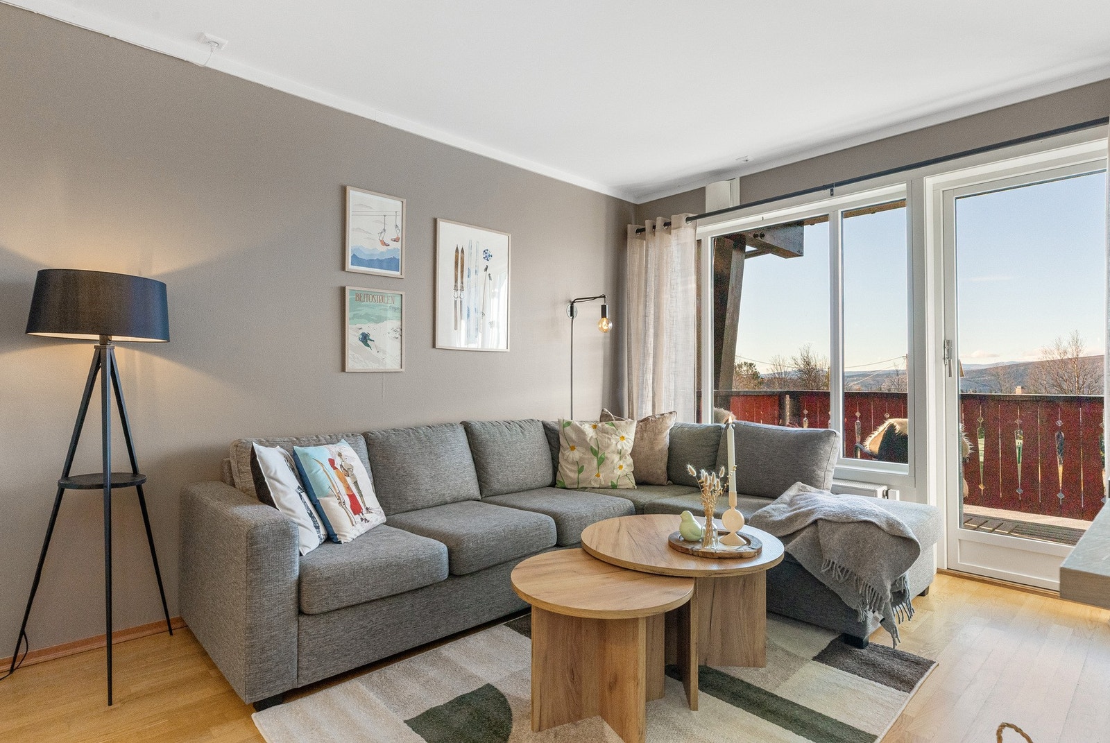 Store vindusflater og balkongdør sørger for rikelig med naturlig lys Galleribilde