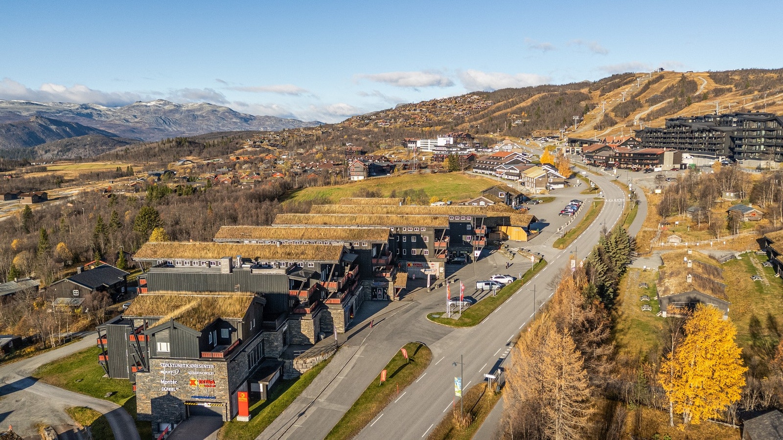 Fra etasjen der leiligheten ligger, har du enkel adkomst til dagligvarebutikk, vinmonopol, sportsforretning, treningssenter og garasjeanlegg Galleribilde