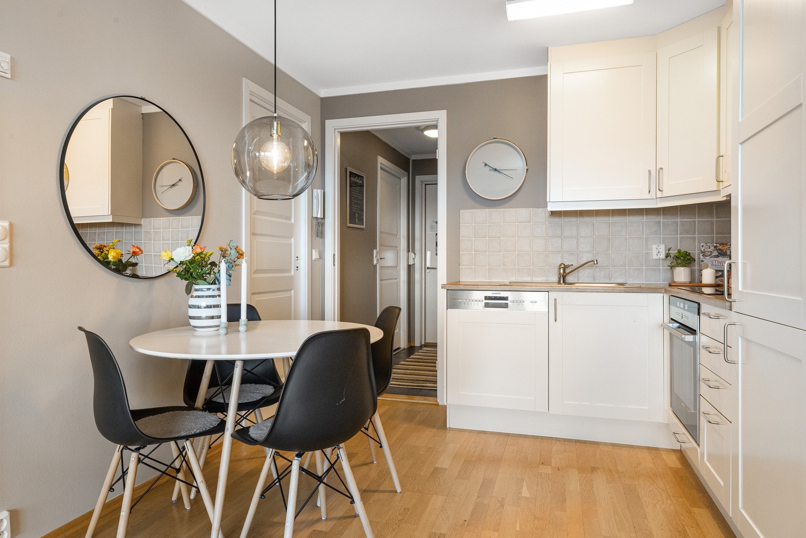 Kjøkkeninnredningen er lys med profilerte fronter. Fliser mellom over- og underskap Galleribilde