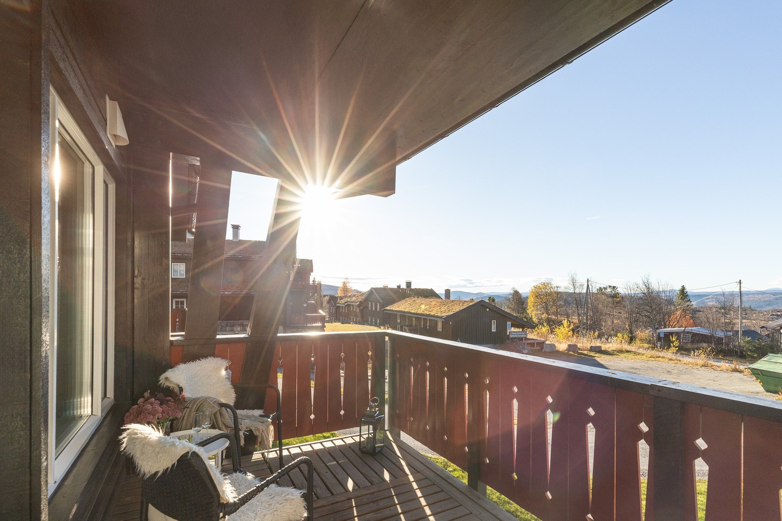 På fine dager er balkongen et perfekt sted å nyte solen, godt skjermet for vinden takket være byggets utforming Galleribilde