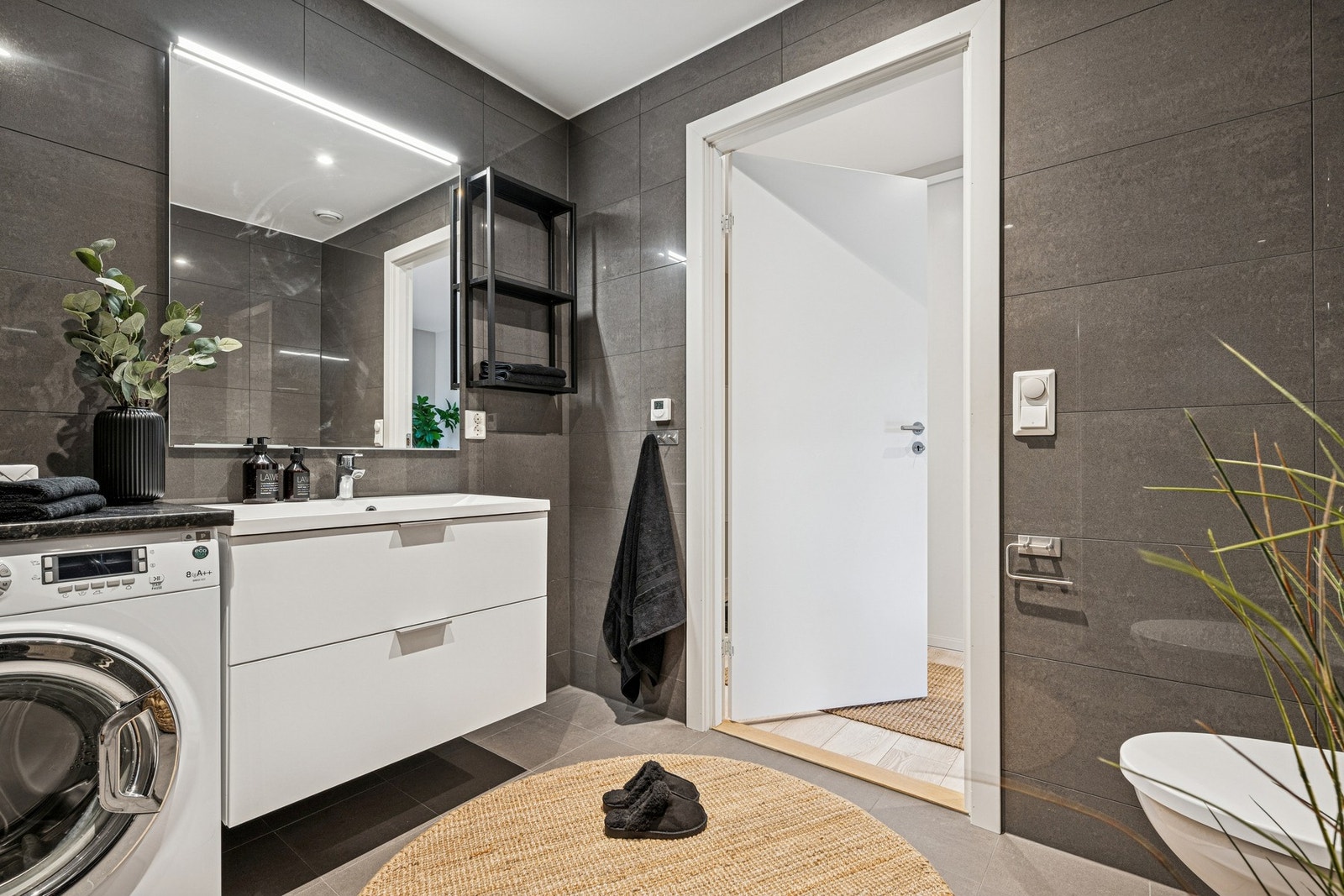 Det største baderommet har opplegg til vaskemaskin. Galleribilde