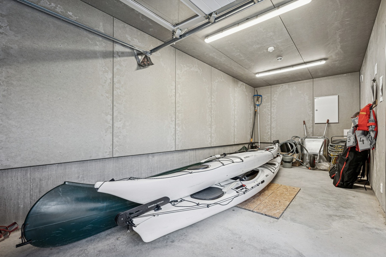 Sameiet har egen bod med kajakker som kan benyttes av beboerne i sameiet. Galleribilde