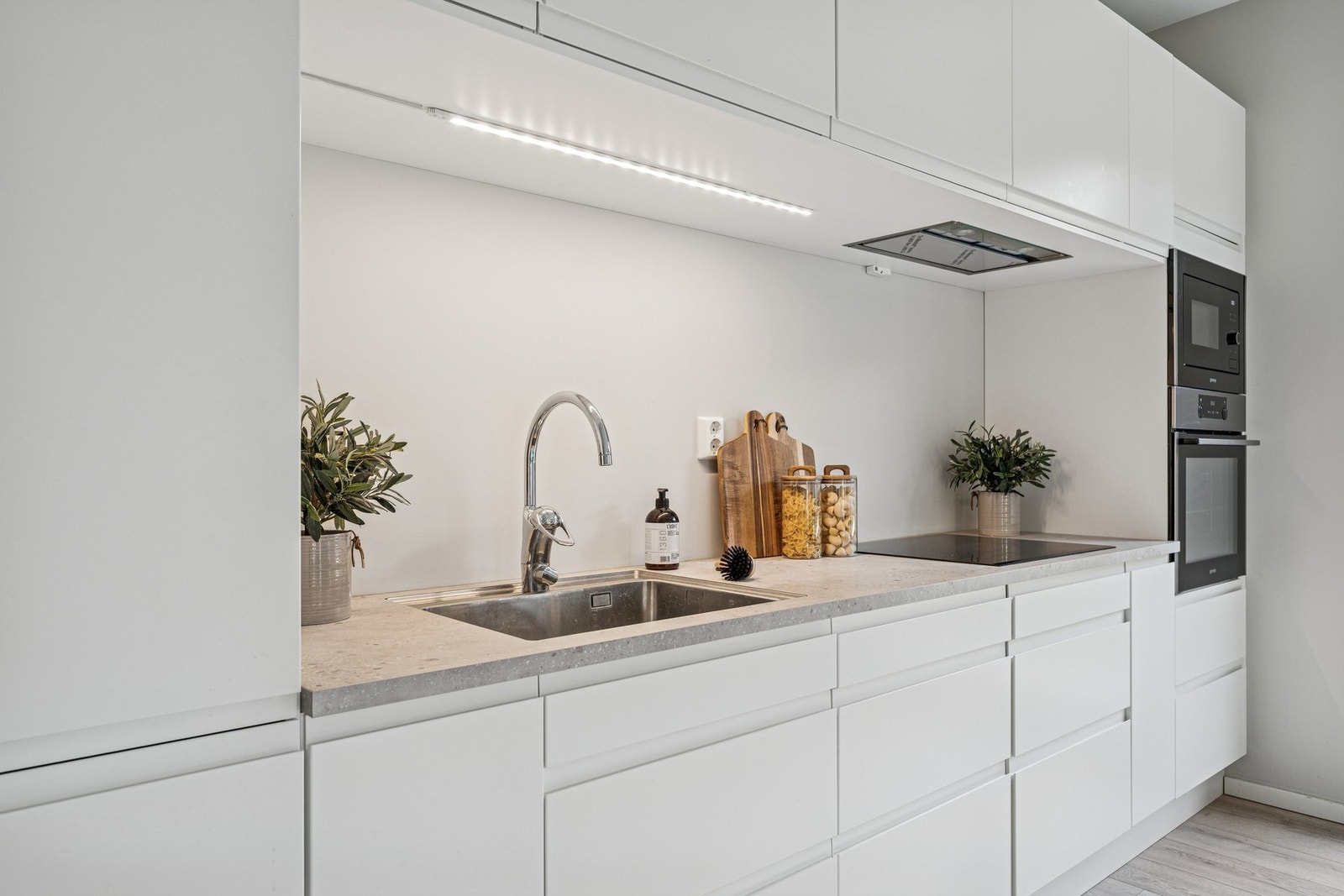 Delikat kjøkken med integrerte hvitevarer. Godt med skuff- og skapplass i innredningen. Galleribilde