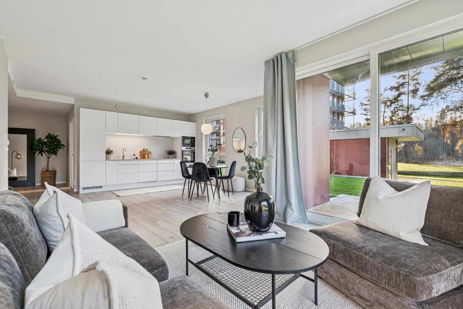 Den lyse stuen har god plass til sofagruppe og annet møblement. Galleribilde