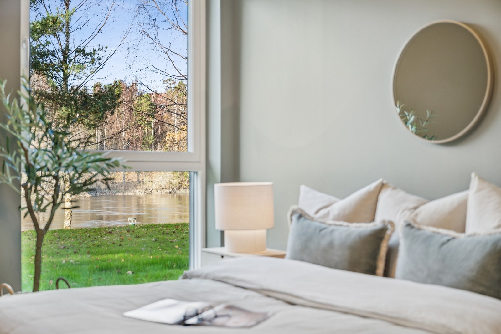 Også fra hovedsoverommet kan du nyte utsikten til elven. Galleribilde