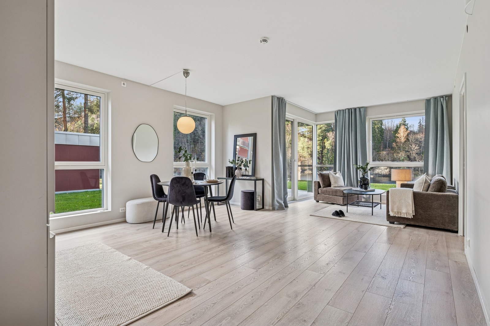 En moderne 3-roms leilighet i blokkens 1. etasje. Fantastisk utsikt til elven. Galleribilde