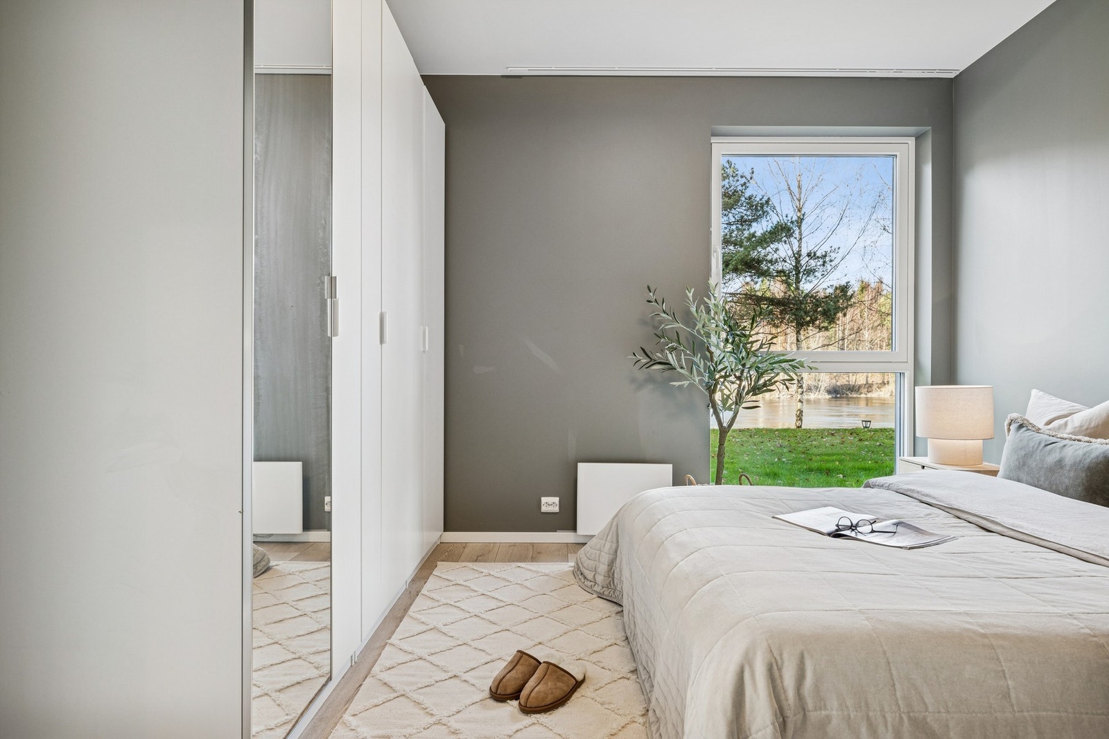 Hovedsoverommet er av god størrelse har gode oppbevaringsmuligheter i garderobeskap. Galleribilde