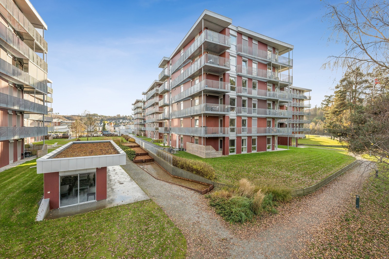 Sameiet tilbyr flere hyggelige fellesfasiliteter som hever bokvaliteten. Nede ved vannet finner du to grillhytter som beboerne kan benytte - et flott sted å samle venner og familie. Galleribilde