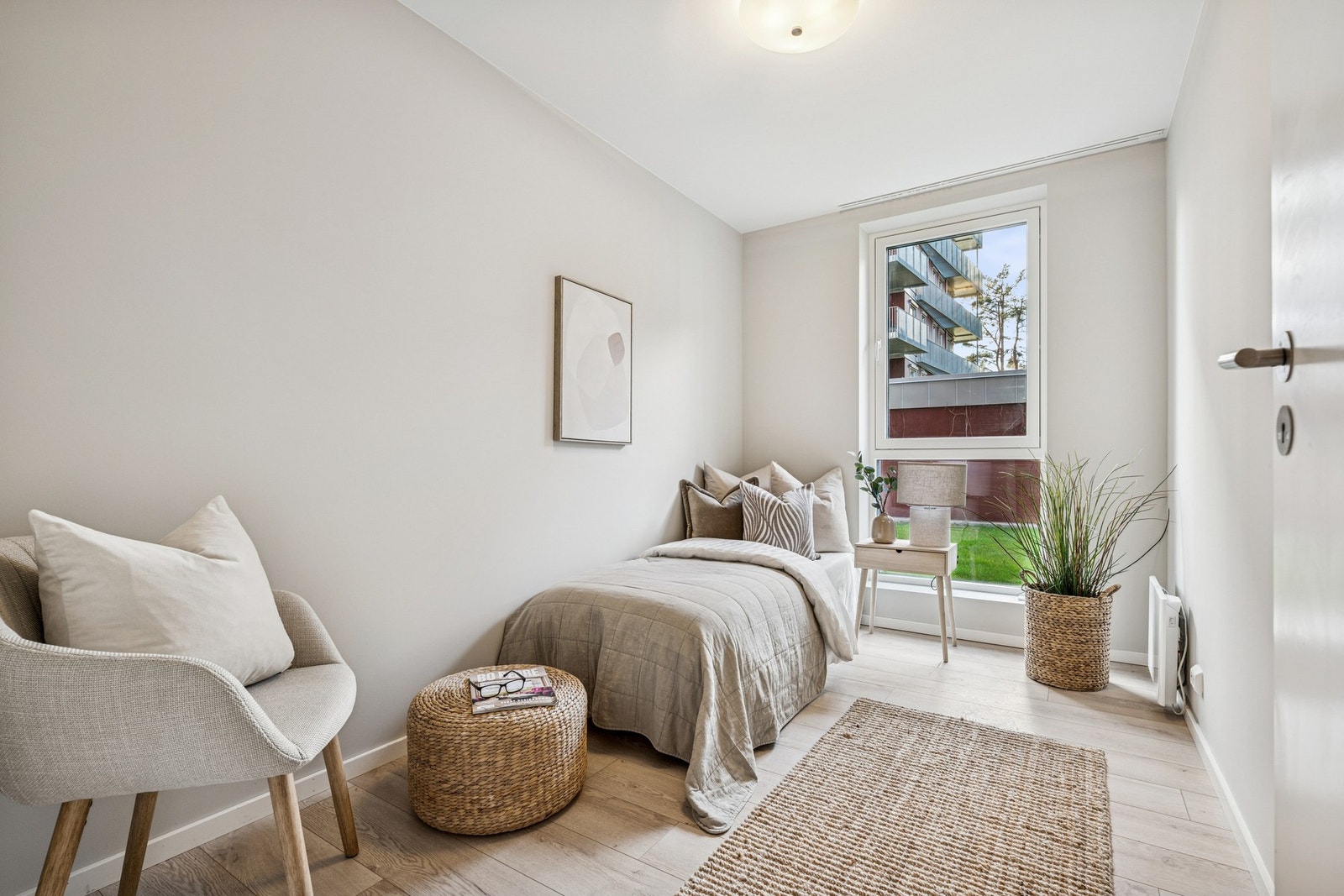 Soverom 2 er noe mindre og egner seg utmerket som gjesterom, kontor, barnerom, eller til det du måtte ønske. Galleribilde