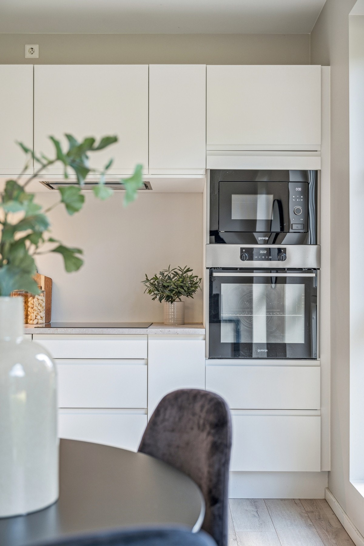 Stekeovn og micro i høyskap. Galleribilde