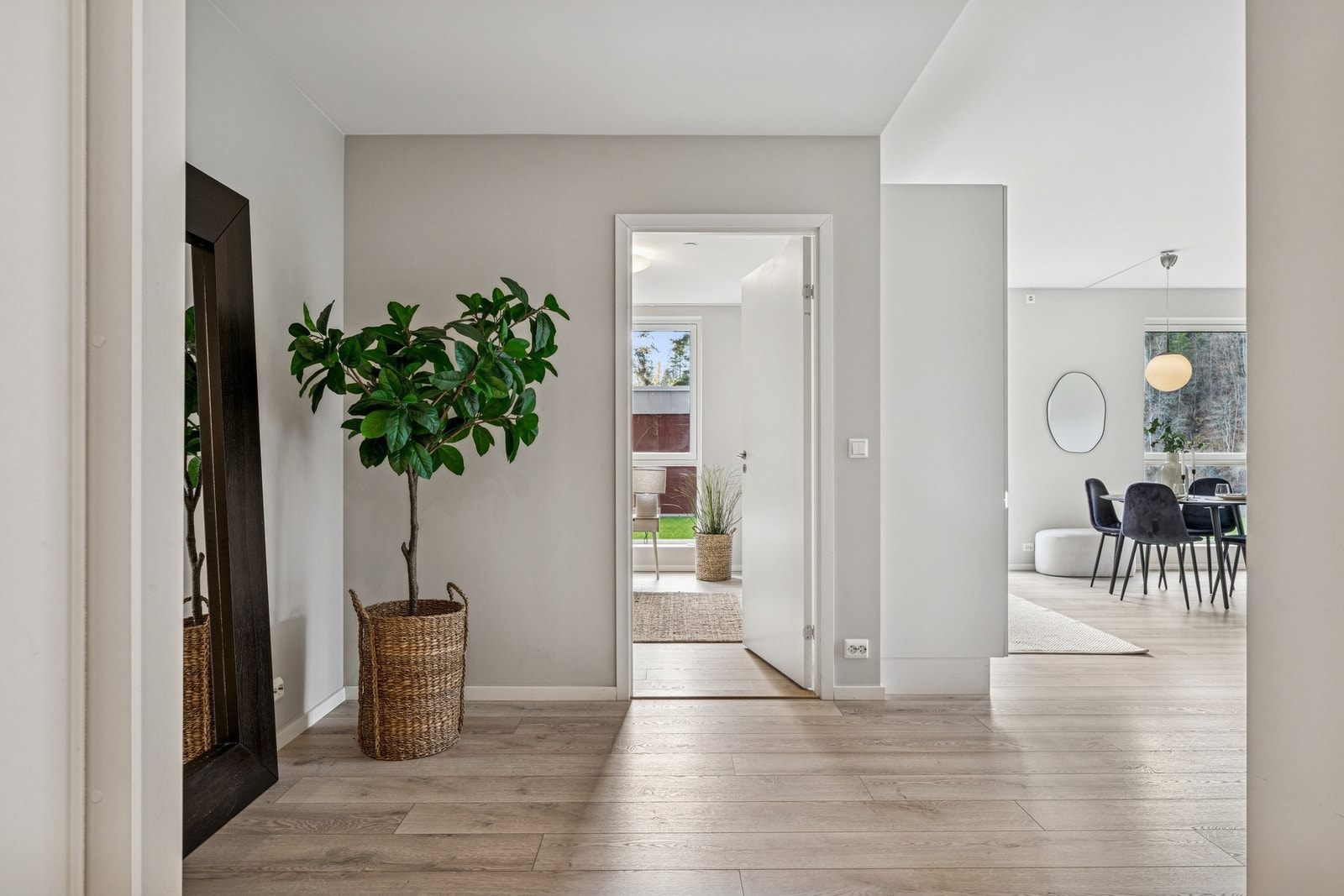 Vi snur oss rundt og tar turen inn til kjøkkenet og stuen. Galleribilde