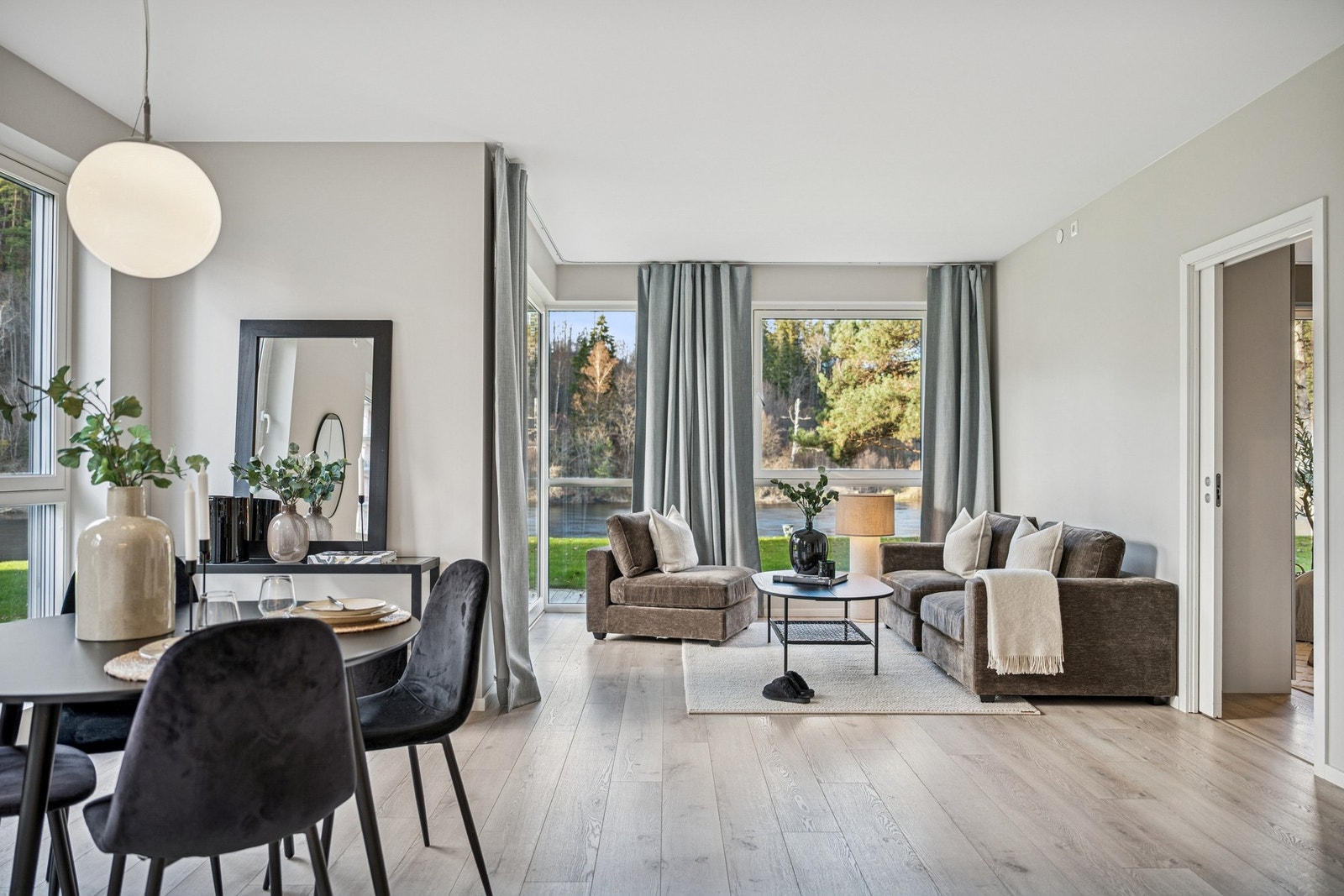 Inviter venner og familie over for et herlig måltid rundt spisestuen. Galleribilde