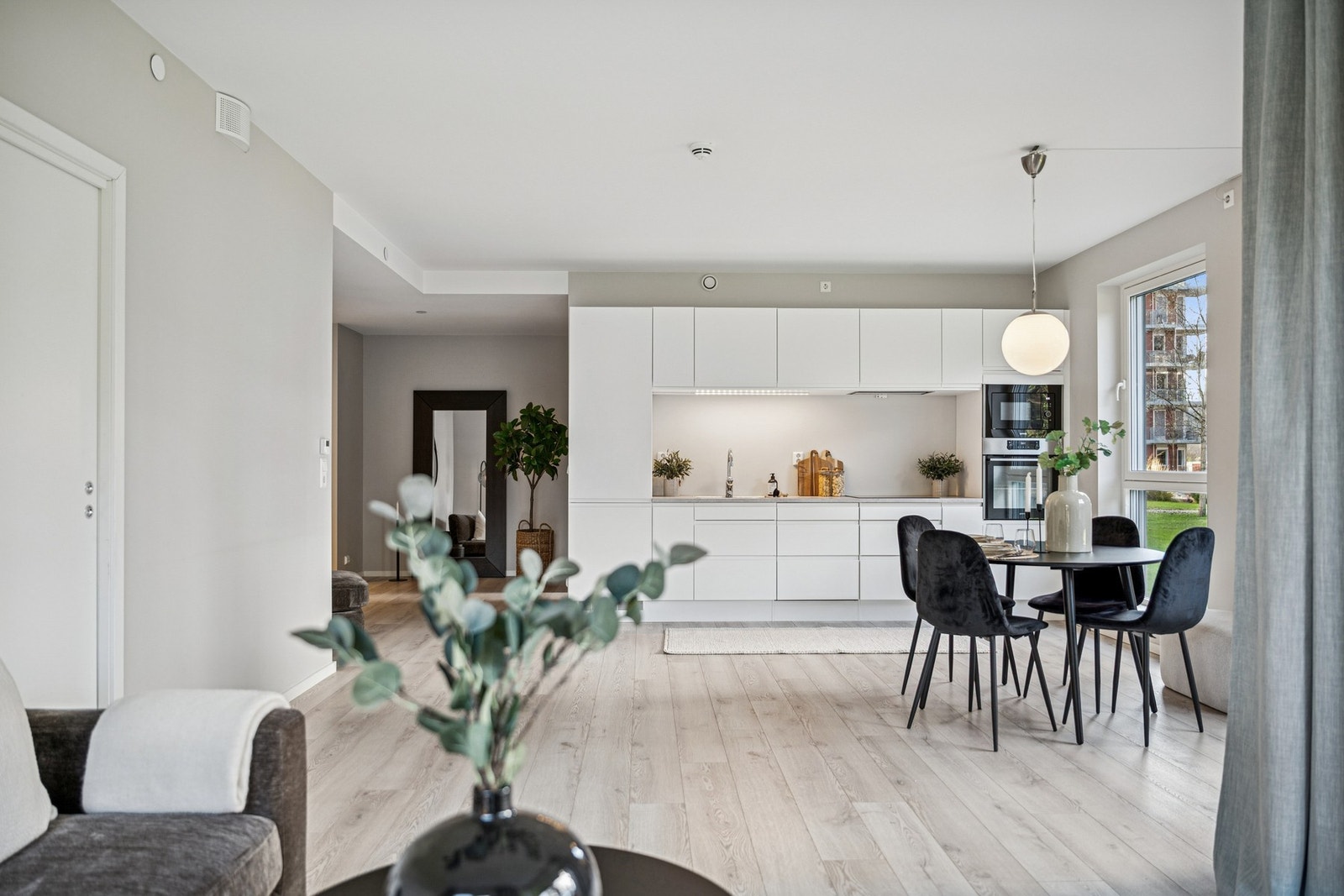 Stilrent og tidløst kjøkken i moderne åpen løsning mot stuen. Galleribilde