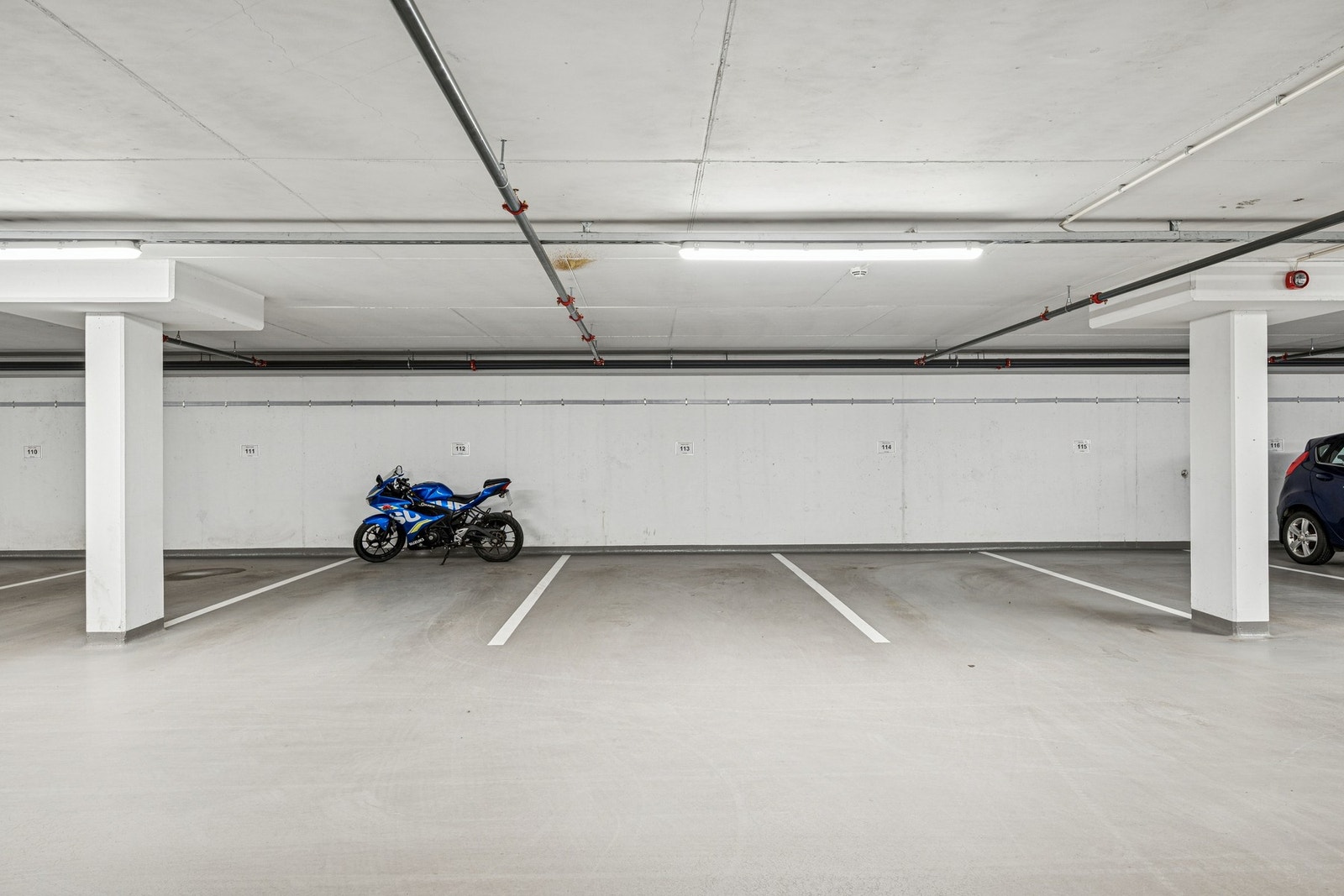 I kjelleren av blokken eier Tronrud Eiendom parkeringsanlegg. Her er det mulighet til å leie parkeringsplass - også med mulighet for elbil-lader (egen avtale). Galleribilde