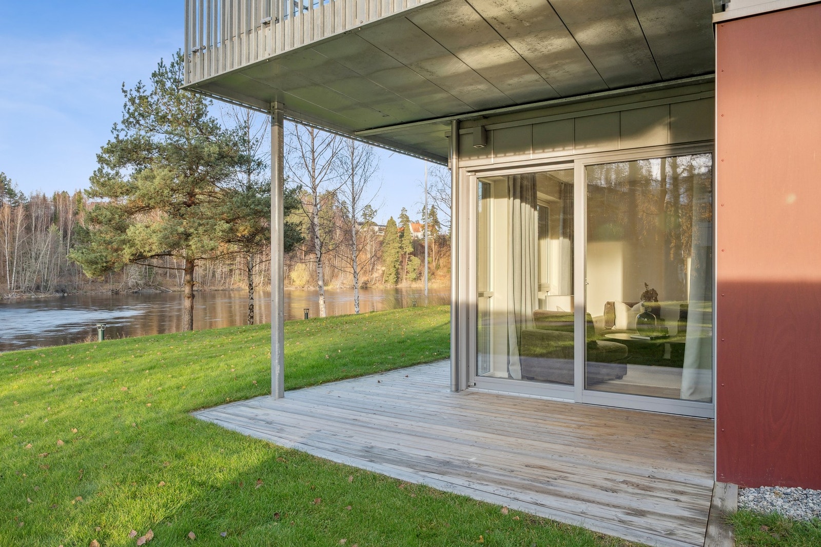 Fra stuen er det utgang til terrasse på bakkeplan. Her har du fin plass til utvendig møblement. Galleribilde