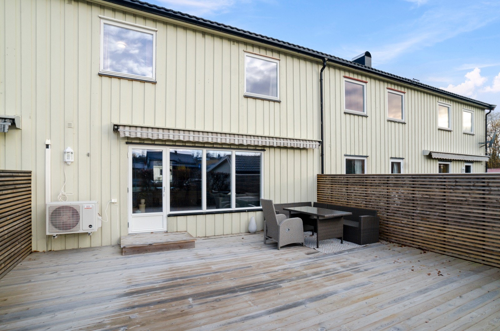 Svært romslig og solrik terrasse. Yttertak er nytt fra 2009. Galleribilde