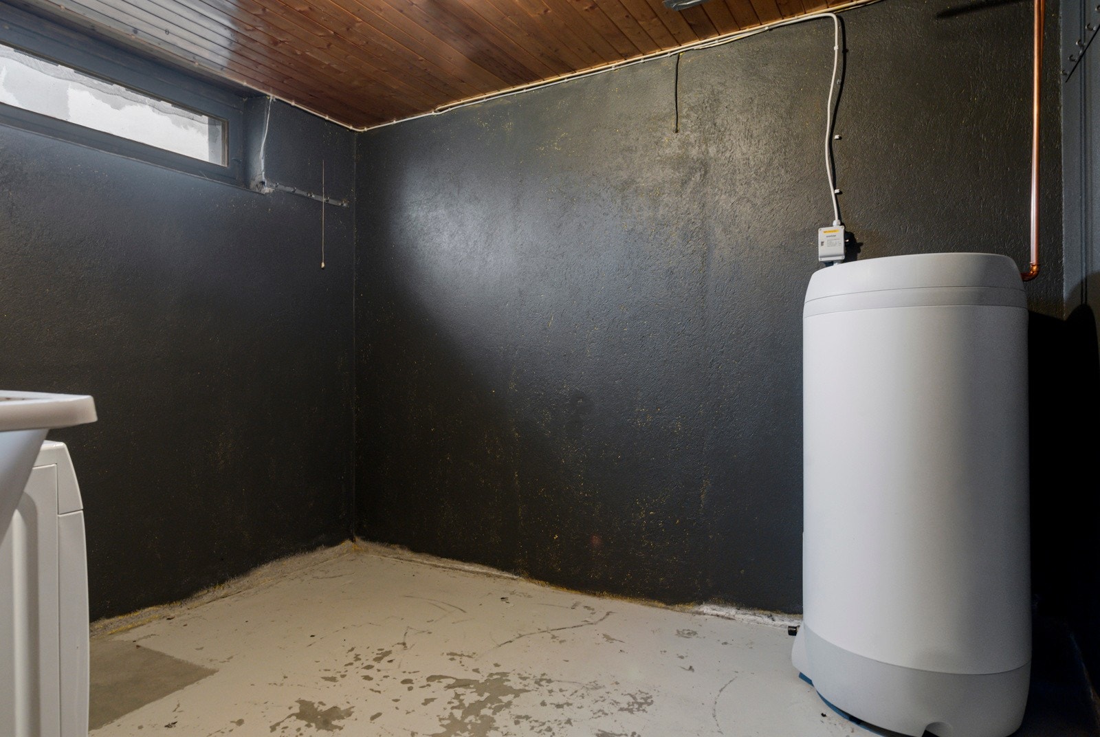 Vaskerom med ny varmtvannsbereder fra 2019. Galleribilde