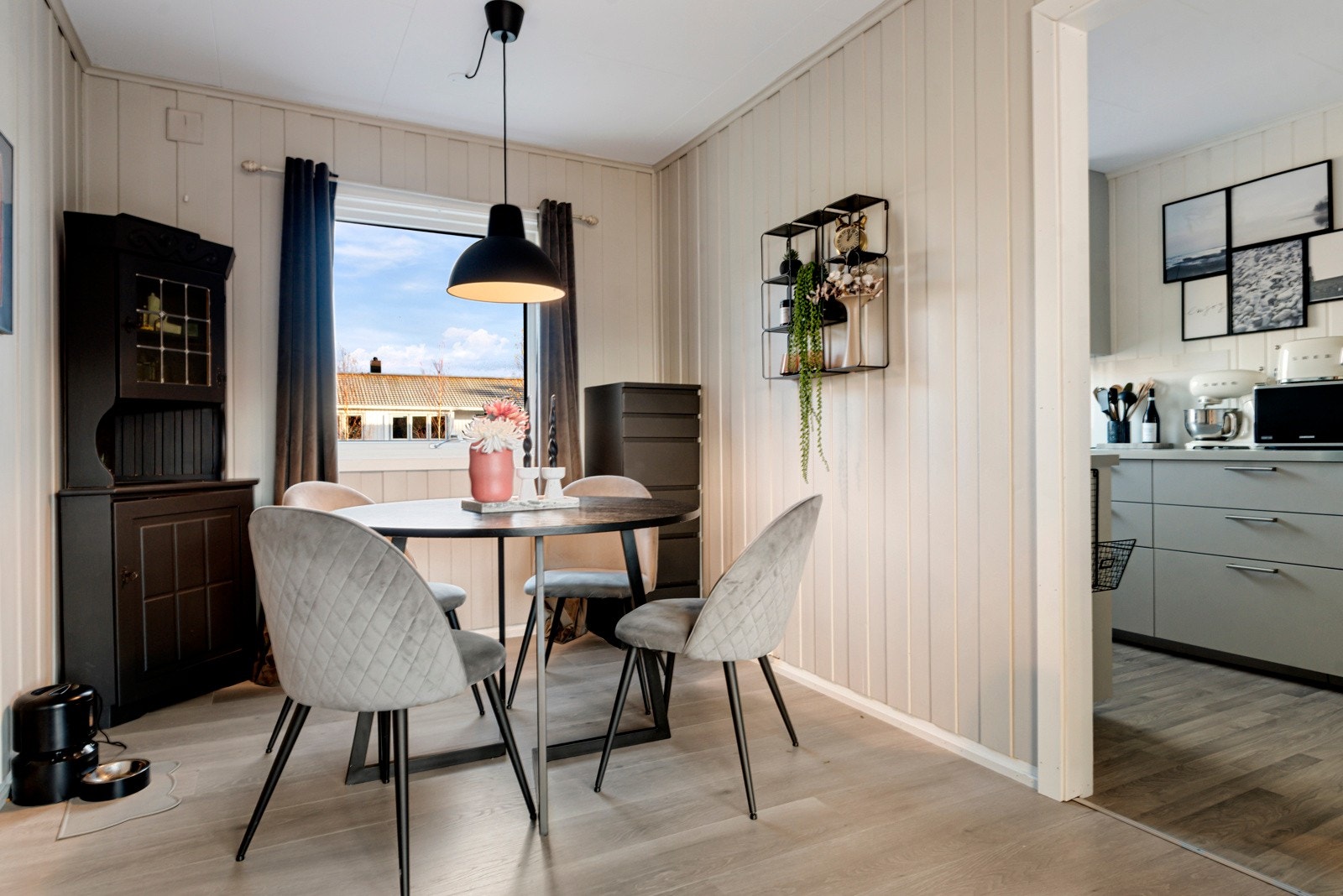 Spisestue i tilknytning til kjøkken. Galleribilde