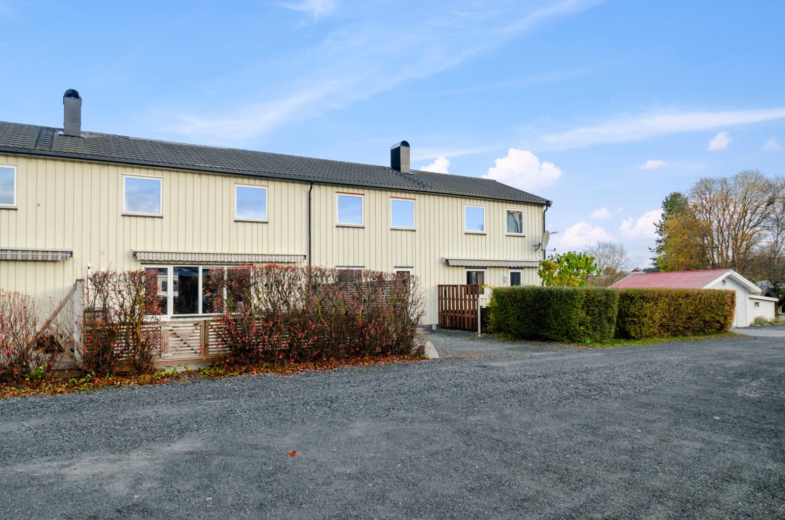 Skjermet og solrik uteplass. Galleribilde