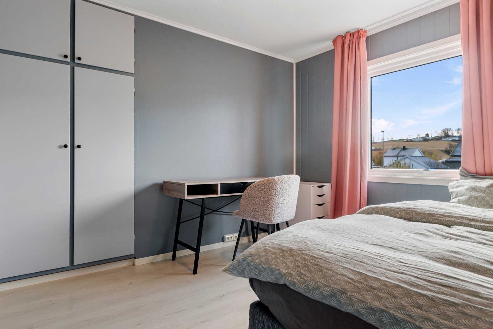 God plass for garderbobe på alle 3 soverom. Galleribilde