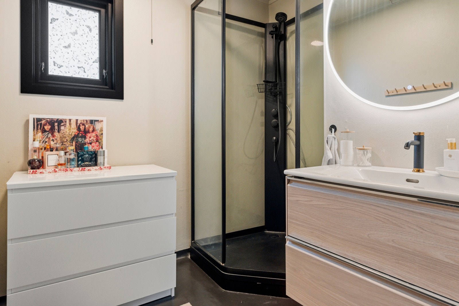 Badet er i 2 etasje, samme etasje som soverom. Galleribilde