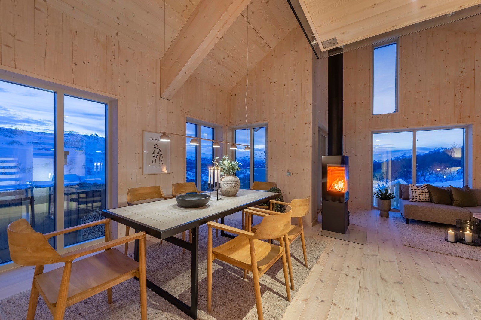 Boligen har store oppholdsrom. Galleribilde