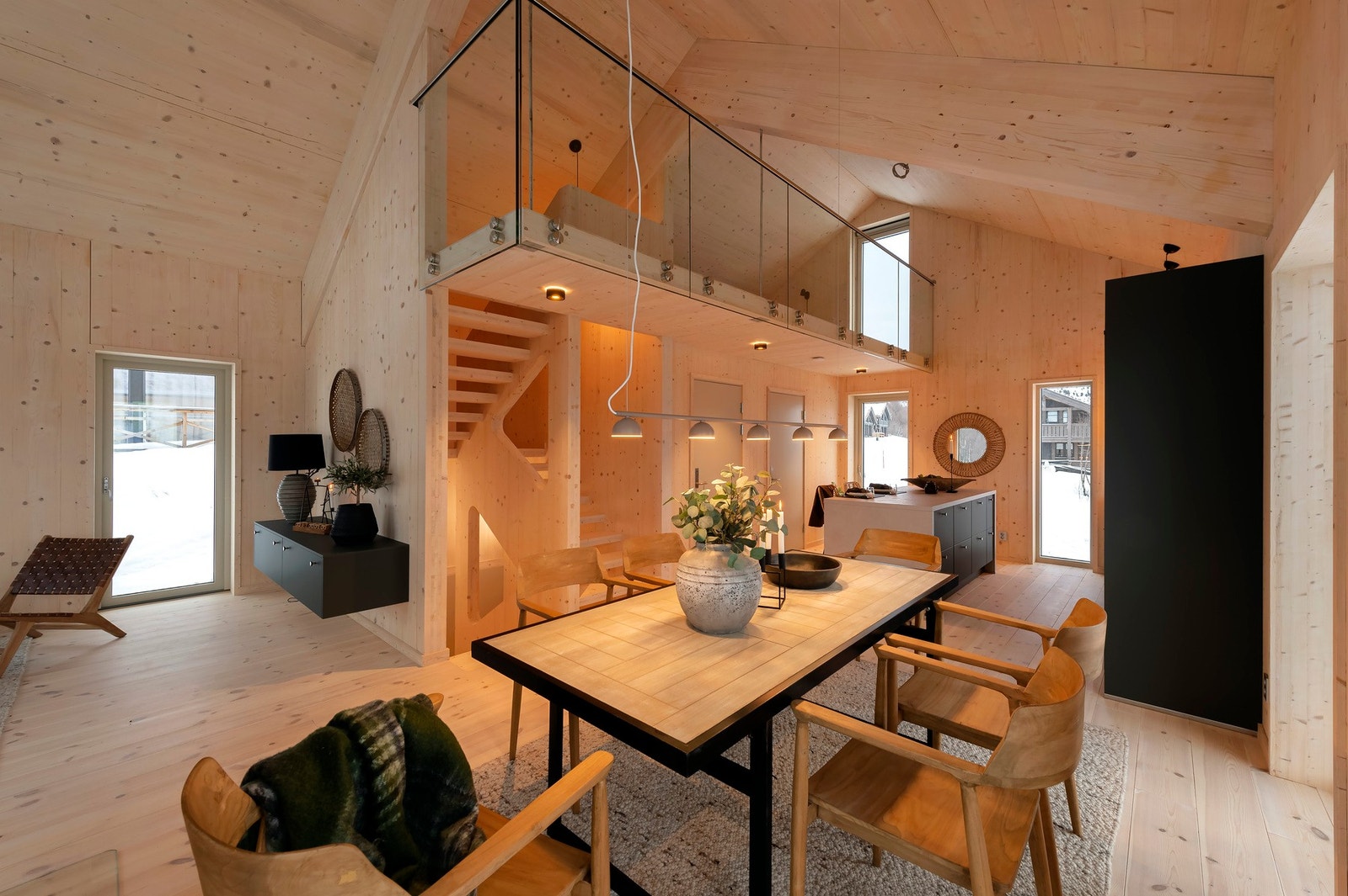 Her kan du fint innrede med stort spisebord som kan huse flere gjester. Galleribilde