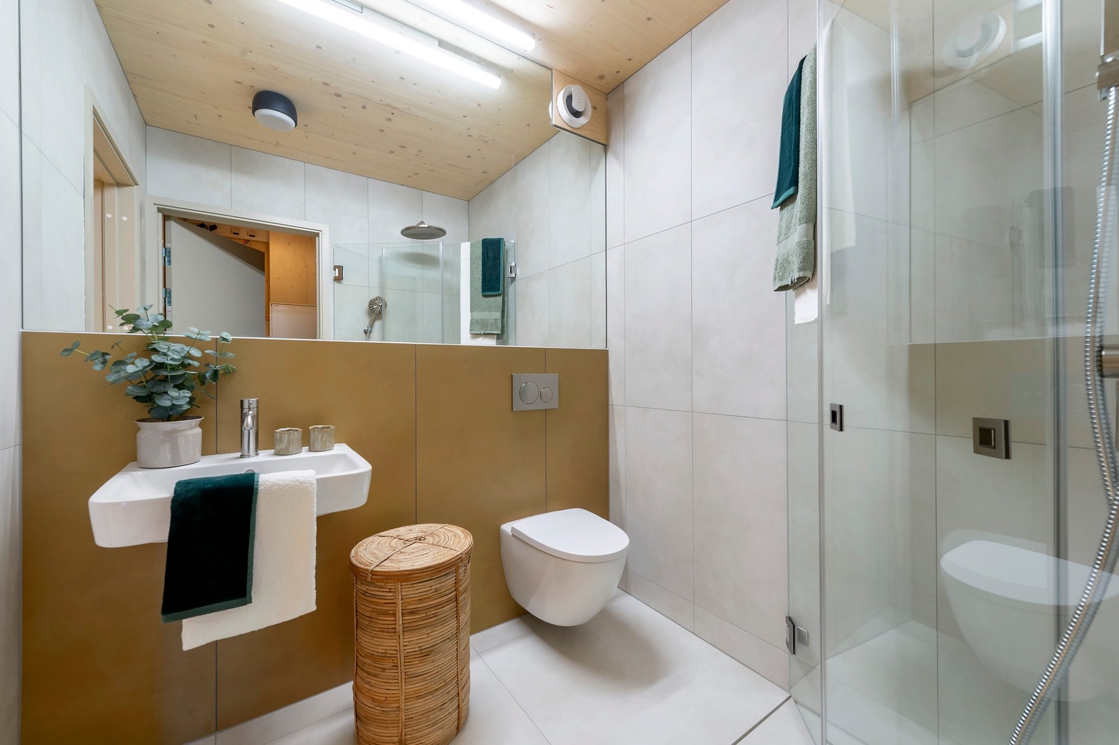 Badene fremgår av god standard med gulvvarme. Galleribilde