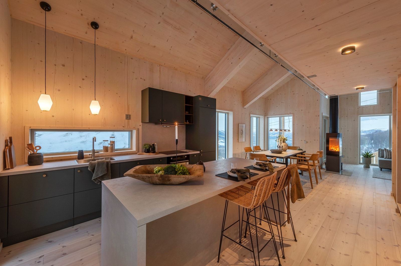 Planløsningen oppfattes som åpen men likevel forskjellige soner innad i rommet. Galleribilde