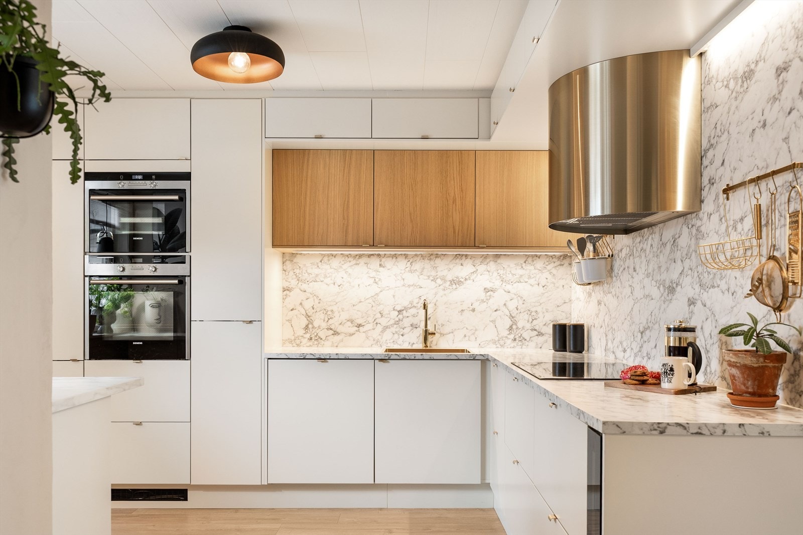 Integrerte hvitevarer og gjennomtenkt innredning gir en funksjonell og effektiv matlagingsplass. Galleribilde