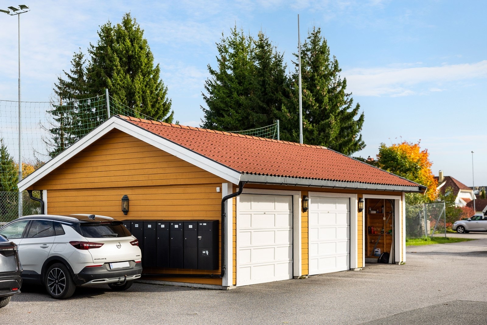 Garasjeplass er den som er nærmest på bilde. Galleribilde