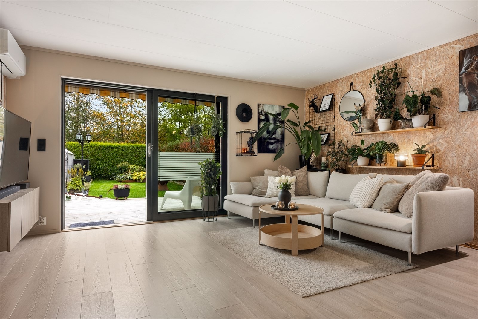 Romslig og åpen stue med naturlig plass til både sofagruppe og spisebord. Store vindusflater og utgang til sørvestvendt uteområde gir en fin overgang mellom inne- og uterom. Galleribilde