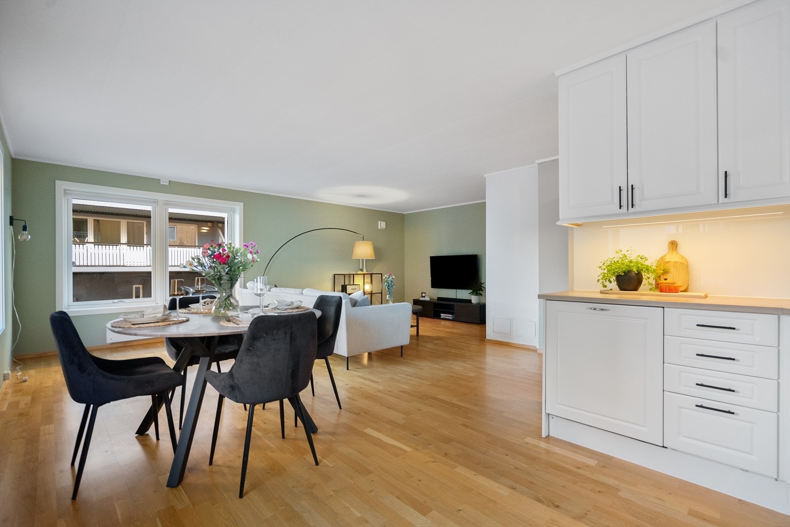 Velkommen til Dronningens gate 11 - Lyst og trivelig spiseområde med plass til flere rundt bordet (Foto: Hanna Kristensen) Galleribilde