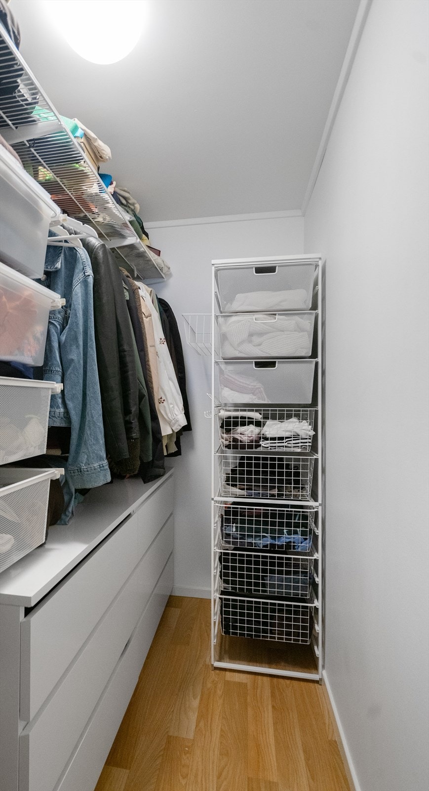 Soverom 2 - Soverommet har eget rom med walk-in-closeth - smart og romslig garderobeløsning med praktiske hyller, skuffer og gode oppbevaringsmuligheter Galleribilde